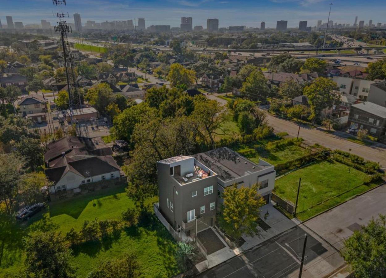 N-E-G Skai Midtown Of Houston Villa ภายนอก รูปภาพ