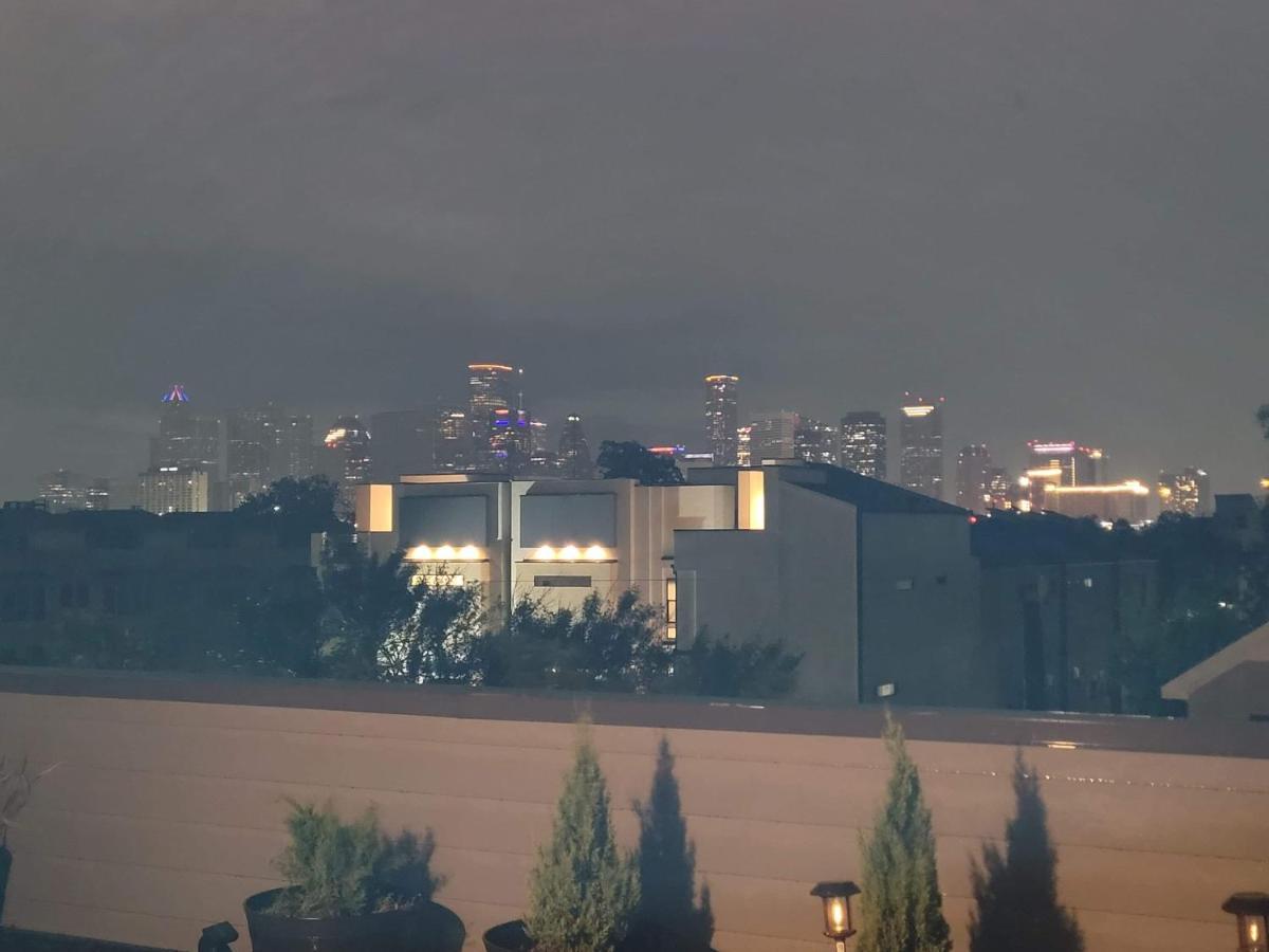 N-E-G Skai Midtown Of Houston Villa ภายนอก รูปภาพ