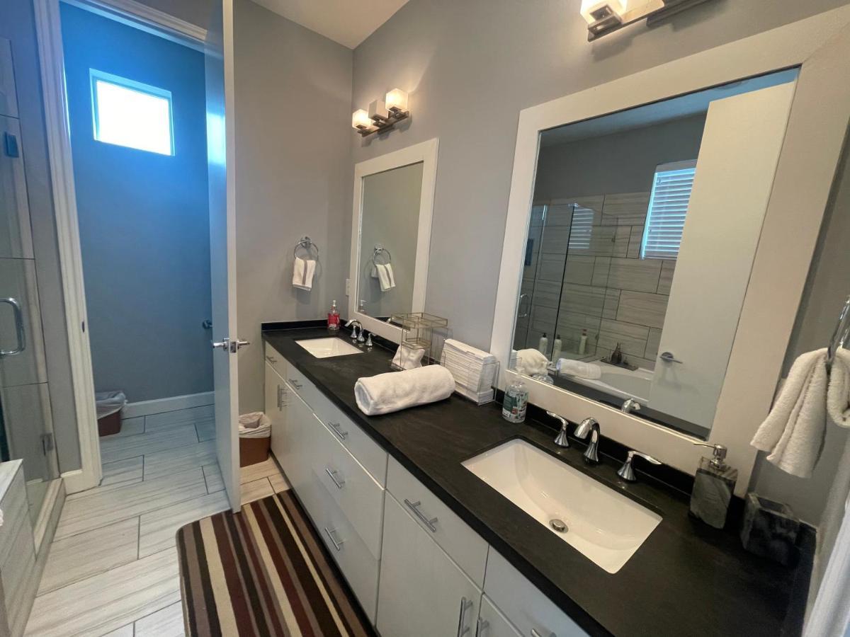 N-E-G Skai Midtown Of Houston Villa ภายนอก รูปภาพ